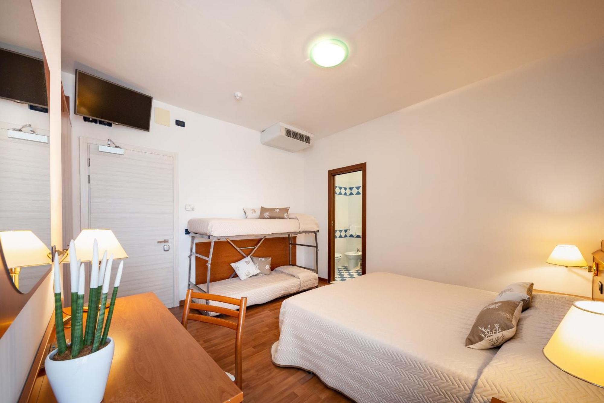 Hotel Delfino Caorle Exterior photo